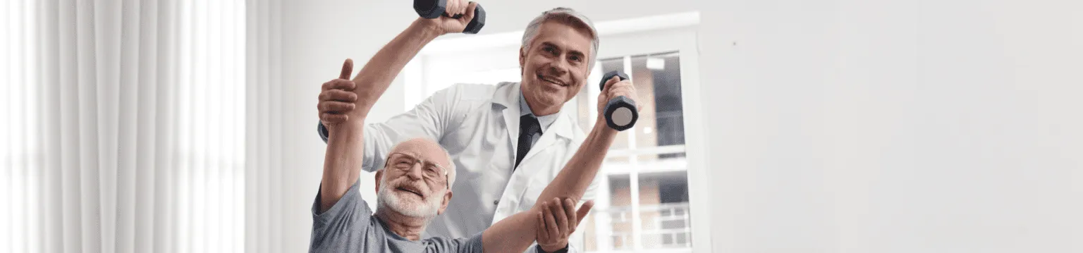 médecin et personne agé heureuse et en bonne santé